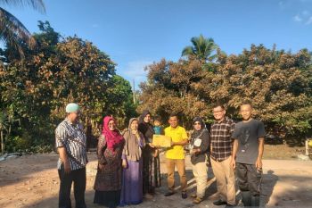 Alumni serahkan bantuan korban kebakaran Ampang Kuraji Dharmasraya