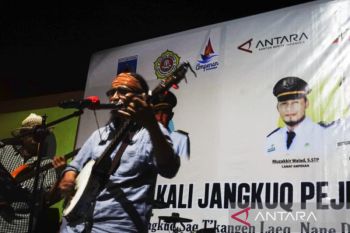 Ary Juliyant &amp; The Badjigur Bluegrass hipnotis pengunjung Festival Kali Jangkuk