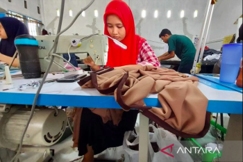 Membangun kemandirian ekonomi para ibu lewat  kampung jahit