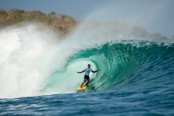 Kompetisi selancar Rip Curl Padang Padang kembali diselenggarakan