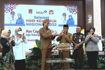 Peringati Harganas, Wako Bukittinggi potong kue untuk Wawako tandai kekeluargaan