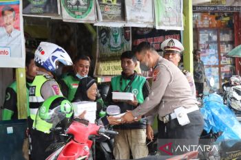 Unik, Polisi Bukittinggi bagikan nasi kotak berbungkus sosialisasi aturan lalu lintas