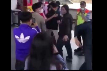 Polisi melakukan pengecekan video viral keributan suporter bola di Stasiun Jatinegara
