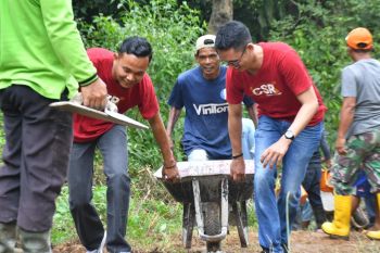 Semen Padang bantu pengecoran jalan Bukit Nabu sepanjang dua kilometer