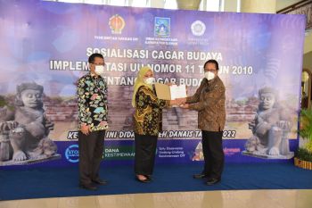 Bupati Sleman menyerahkan SK cagar budaya Peringkat Kabupaten