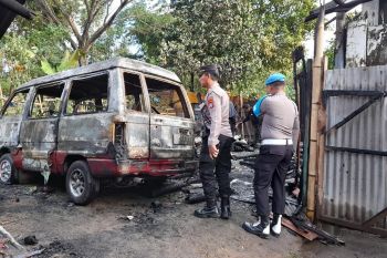 Gara-gara bakar sampah, satu mobil dan gudang di Kopang hangus