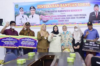 Serahkan bantuan sosial, ini harapan Bupati Kasmarni