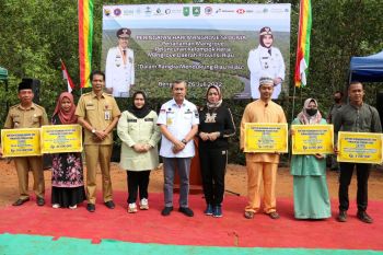 Gubri dan Bupati Bengkalis tanam bibit bakau