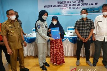 Dewi Aryani Suzana Direktur Operasional Jasa Raharja,  Serahkan Santunan Meninggal Korban KM Cahaya  Arafah