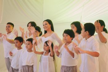 "Social experence" dalam video musik "Dunia Tipu-Tipu" Yura Yunita