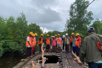 Kadis PUTR Inhil awasi pekerjaan ruas jalan Desa Igal yang sempat viral