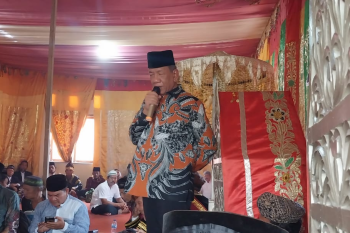 Ketua KAN doakan bupati saat pengukuhan penghulu kaum