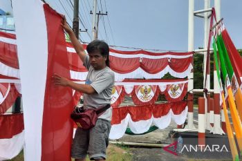 Pedagang asal Jabar menyeberang ke Natuna menjual bendera merah putih