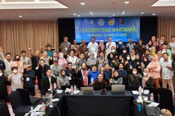 Puluhan wartawan di Makassar menjalani uji kompetensi
