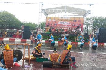 Pembukaan Pumpung Hai dan Festival Dayak tetap semarak meski diguyur hujan
