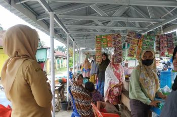 Perempuan desa manfaatkan Pujasera Lutra berjualan kue tradisional