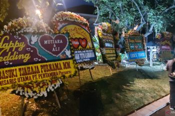 Ahok kirim karangan bunga ucapan selamat pernikahan putri Anies Baswedan
