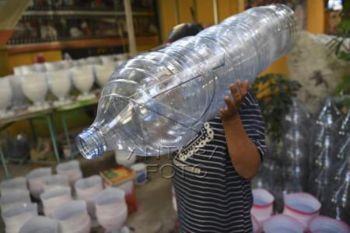 Ubah Limbah Plastik Jadi Pot Bernilai Ekonomi