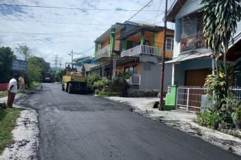 Anggota DPRD Padang Edmon fasilitasi pengaspalan jalan di Indarung