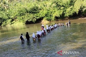 Seratusan siswa ke sekolah menyeberang sungai di Cianjur