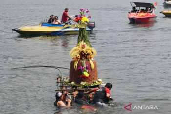 Larungan Telaga Ngebel Ponorogo