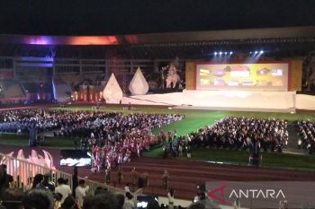 Penonton bergemuruh menyambut defile Kontingen APG Indonesia