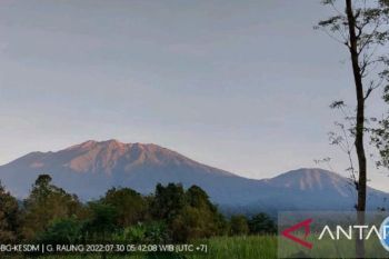 PVMBG imbau warga tidak beraktivitas di radius 3 km dari puncak Gunung Raung