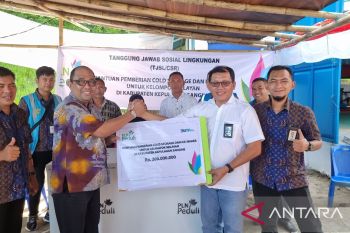 PLN Peduli serahkan bantuan  nelayan di perbatasan