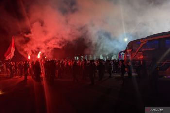 Suporter nyalakan "flare" dekat bus selesai Indonesia kalahkan Filipina