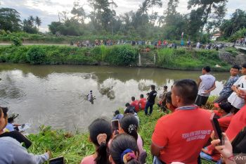 Maambiak tanah awali prosesi pembuatan tabuik di Pariaman