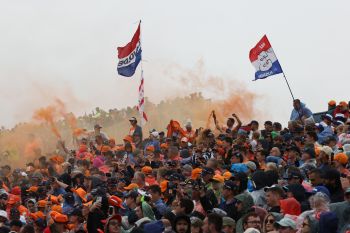 Verstappen geram dengan ulah fan yang bakar merchandise Hamilton