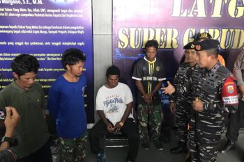 TNI AL selamatkan empat nelayan terapung-apung di perairan Bangka