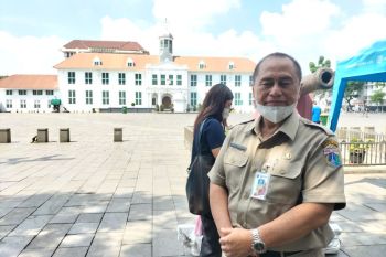 Puluhan petugas diterjunkan untuk bersihkan Kota Tua