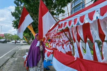 Bukan penerima BLT, ini kisah nenek pedagang bendera di Pekanbaru