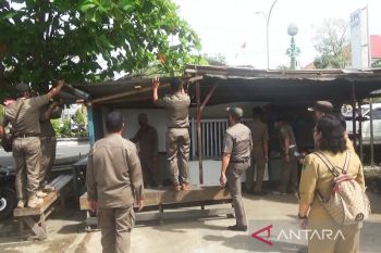 Satpol PP dan Damkar Kapuas bongkar bangunan tak berizin
