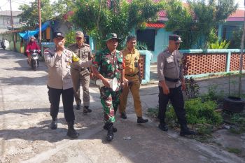 TNI Polri keliling pulau perbatasan imbau warga pasang bendera