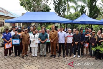 Pemkot dan DPRD Bukittinggi  serahkan Alsintan pada kelompok tani
