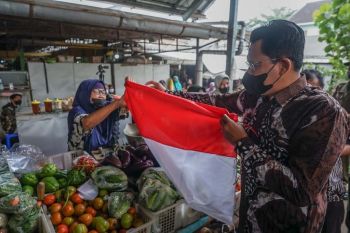 Pemkab Sleman melaksanakan gerakan pembagian Bendera Merah Putih