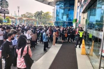 Ratusan pencari kerja padati bursa kerja di Season City Jakbar