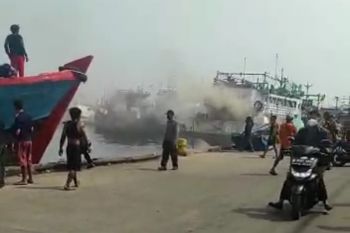 Kapal ikan terbakar saat bongkar muatan di Dermaga PPS Muara Baru