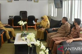 Sosialisasikan KTP digital, Disdukcapil input data Wawako Asrul