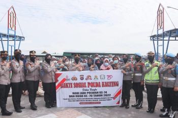 Polda Kalteng bagikan 1.000 paket sembako untuk warga kurang mampu