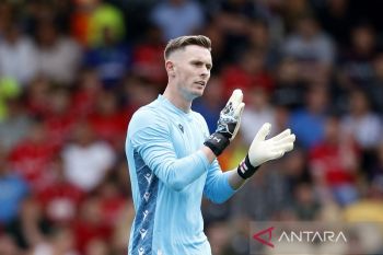 Alasan kiper Dean Henderson tak kena kartu merah di Final Piala FA