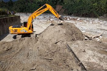Pemerintah perbaiki pipa air yang rusak  akibat banjir di Torue