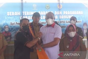 Legislator Kapuas serahkan bantuan untuk cabor dayung