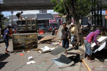 Tertibkan PKL liar di Makassar