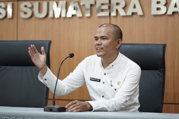 Empat pengurus partai konsultasi proses pendaftaran ke KPU Sumbar
