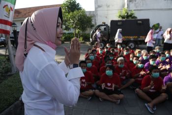 Peringati HUT RI, ODGJ Liponsos Surabaya dilatih buat kalung peluit