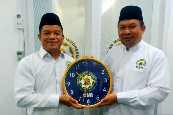 DMI Sulteng  salurkan 1.119 jam dinding untuk masjid