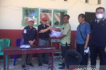 Pemerintah berikan bantuan seragam kepada siswa terdampak banjir di Torue